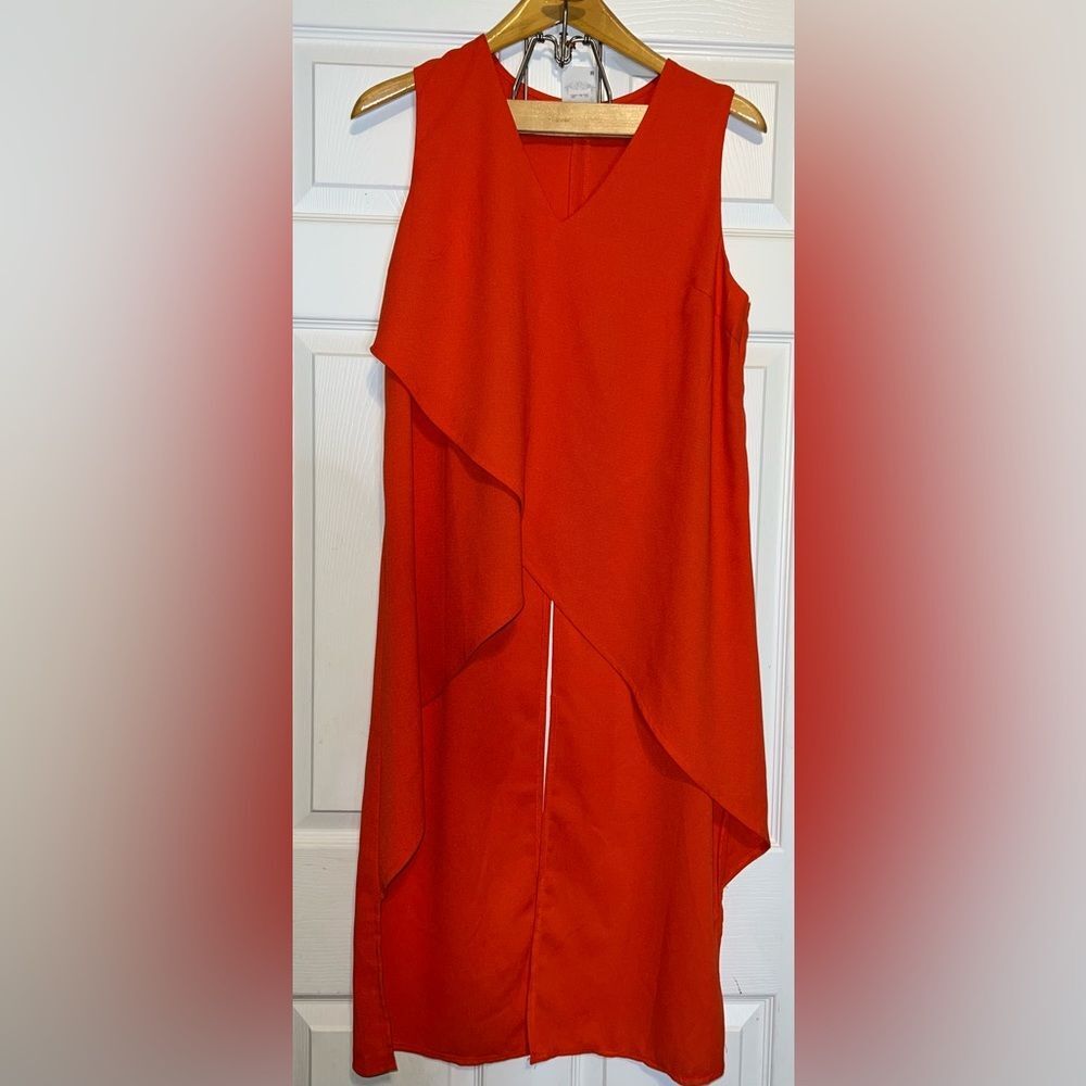 Fleur De Lis Sleeveless Vneck Blouse with low Split Back & Ruffles Size M EUC